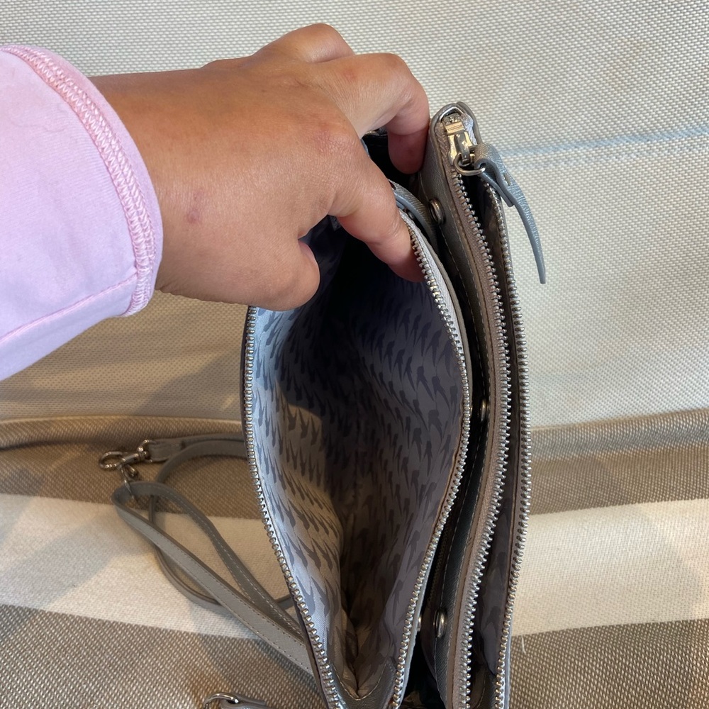 Lo & Sons Metallic Silver Crossbody Bag - Picture 8 of 8